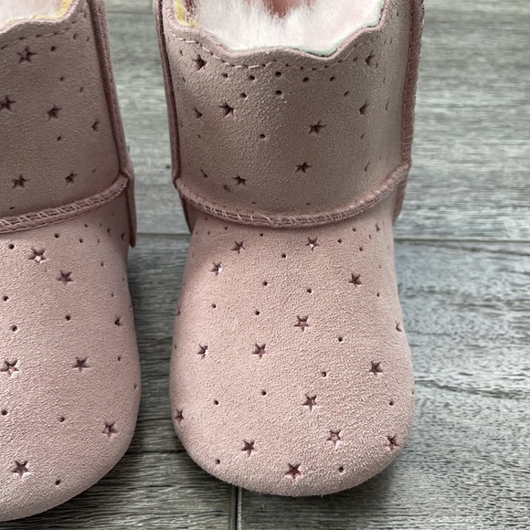 UGG boots with metallic stars and bows on the back - Picture 3 of 11